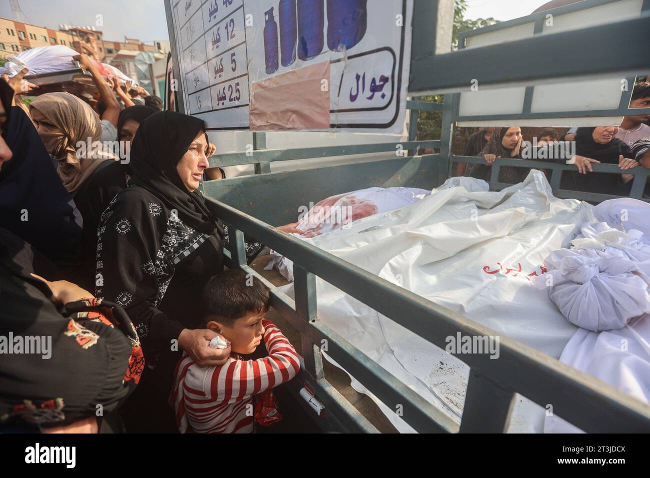 Gaza, Palestina. 25 ottobre 2023. (NOTA DELL'EDITORE: L'immagine contiene contenuti grafici.)le donne reagiscono mentre si trovano dietro un camion che trasporta i corpi delle vittime palestinesi uccise durante i bombardamenti israeliani, prima dei loro funerali fuori dall'obitorio dell'ospedale Nasser a Khan Yunis, nella Striscia di Gaza meridionale. (Foto di Ahmed Zakot/SOPA Images/Sipa USA) credito: SIPA USA/Alamy Live News Foto Stock
