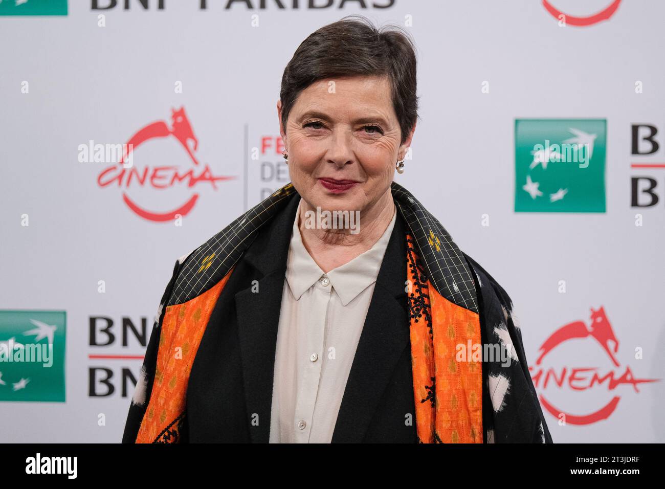 Roma, Italia. 25 ottobre 2023. Isabella Rossellini partecipa al photocall del film "la chimera" durante il 18° Festival del Cinema di Roma in Italia. (Foto di Elena Vizzoca/SOPA Images/Sipa USA) credito: SIPA USA/Alamy Live News Foto Stock