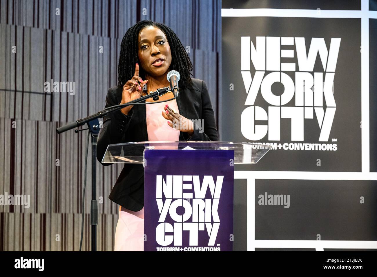 New York, USA. 25 ottobre 2023. Khady Kamara, Direttore Esecutivo del Perelman Performing Arts Center (marchiato PACNYC), aggiorna i giornalisti in seguito alla recente apertura del nuovo iconico Performing Arts Center, che include circa 90.000 piedi quadrati (8.400 m2) su tre piani. Crediti: Enrique Shore/Alamy Live News Foto Stock