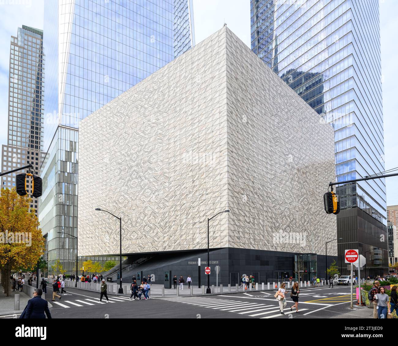 New York, USA. 25 ottobre 2023. Il Ronald Perelman Performing Arts Center (marchio PACNYC) a Lower Manhattan. Il nuovo e iconico Centro delle Arti dello spettacolo, che comprende circa 8.400 m2 (90.000 piedi quadrati) su tre piani. Crediti: Enrique Shore/Alamy Live News Foto Stock