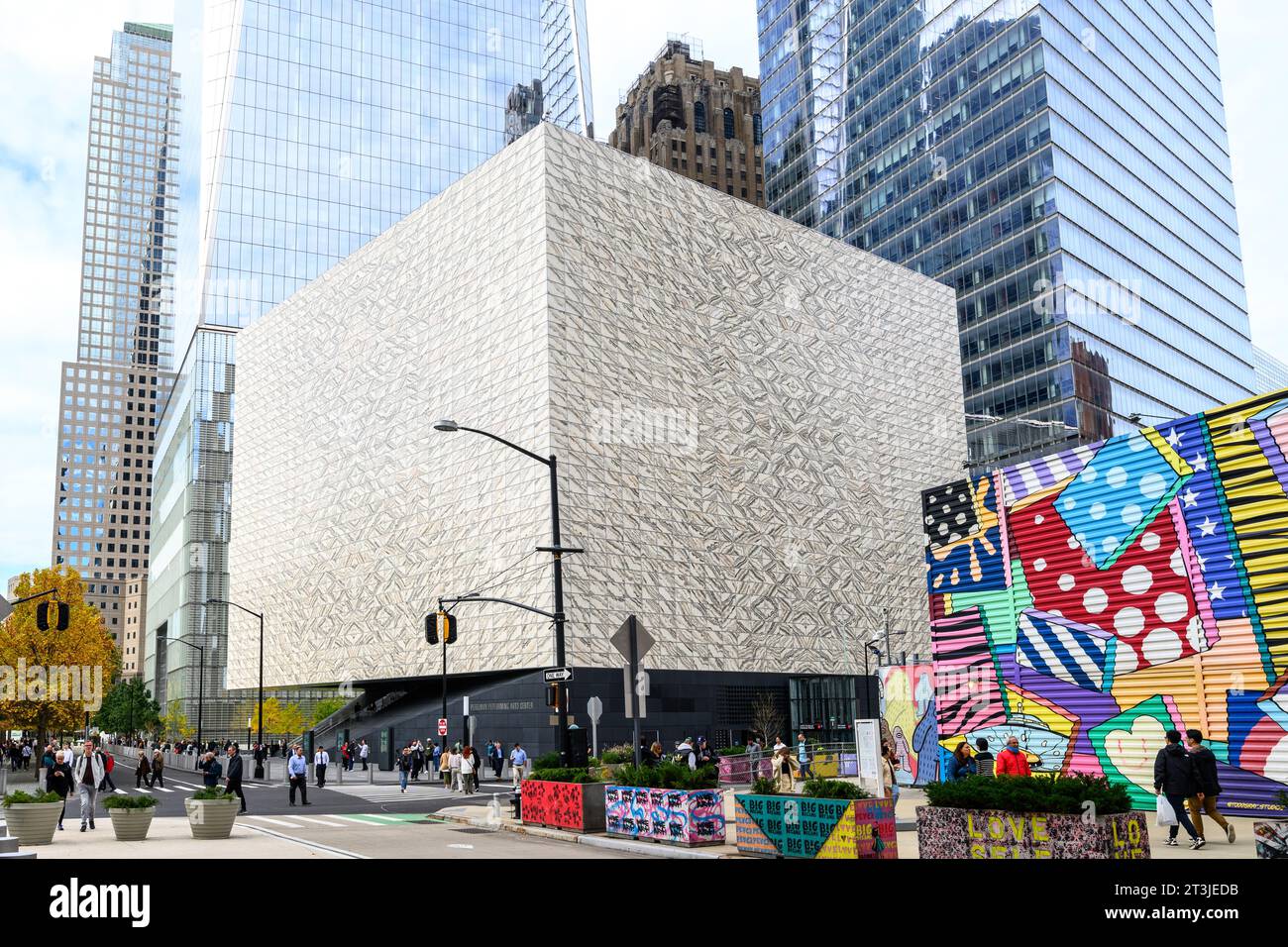 New York, USA. 25 ottobre 2023. Il Ronald Perelman Performing Arts Center (marchio PACNYC) a Lower Manhattan. Il nuovo e iconico Centro delle Arti dello spettacolo, che comprende circa 8.400 m2 (90.000 piedi quadrati) su tre piani. Crediti: Enrique Shore/Alamy Live News Foto Stock
