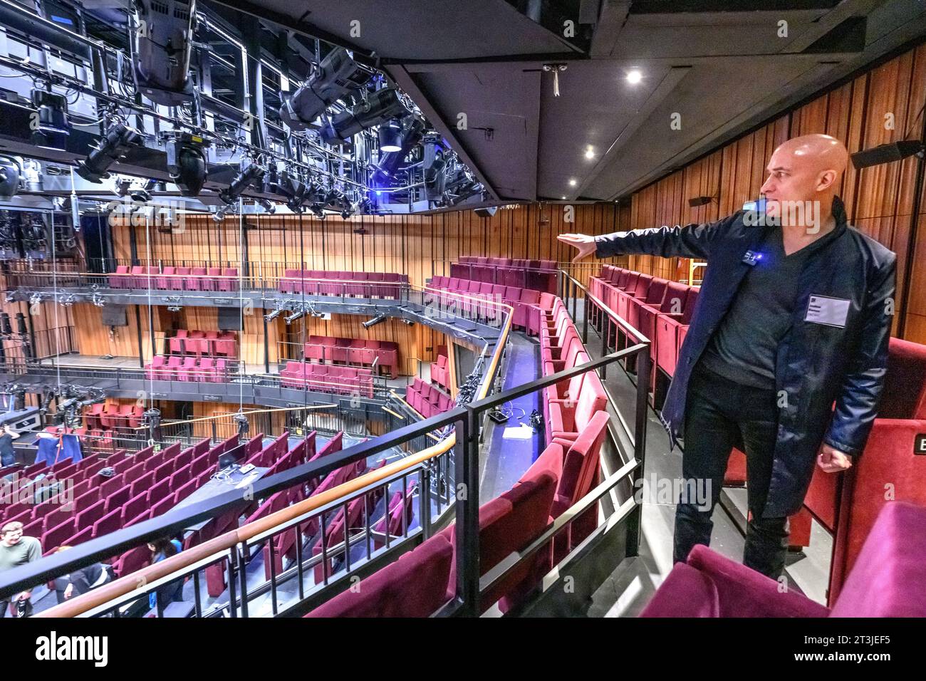 New York, USA. 25 ottobre 2023. L'architetto Joshua Ramus spiega le caratteristiche di un auditorium presso il Perelman Performing Arts Center (marchio PACNYC). Il nuovo e iconico Centro delle Arti dello spettacolo comprende circa 90.000 piedi quadrati (8.400 m2) su tre piani. Crediti: Enrique Shore/Alamy Live News Foto Stock