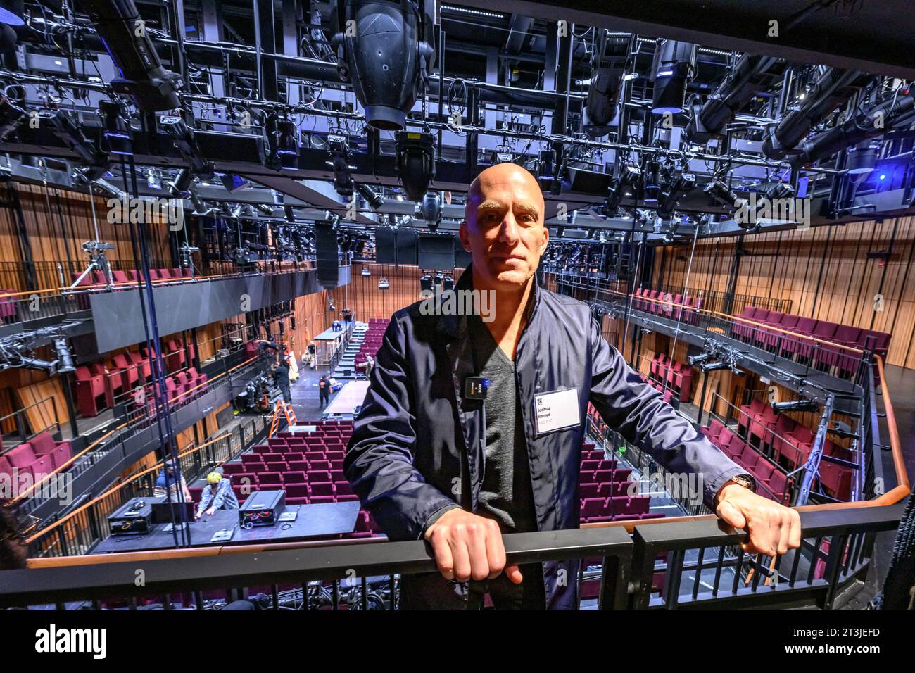 New York, USA. 25 ottobre 2023. L'architetto Joshua Ramus posa in un auditorium presso il Perelman Performing Arts Center (marchio PACNYC). Il nuovo e iconico Centro delle Arti dello spettacolo comprende circa 90.000 piedi quadrati (8.400 m2) su tre piani. Crediti: Enrique Shore/Alamy Live News Foto Stock