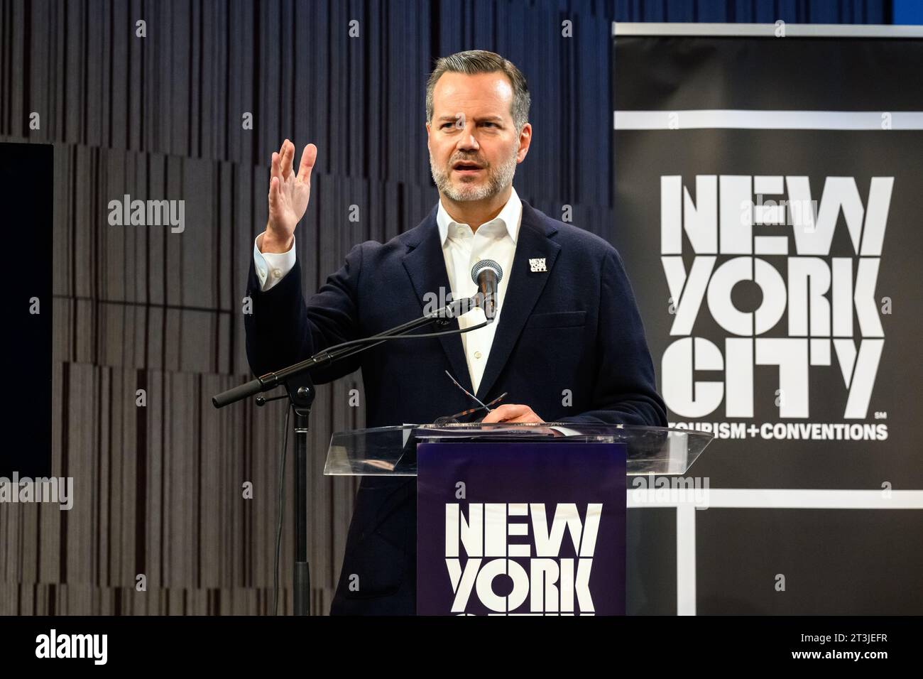 New York, USA. 25 ottobre 2023. Fred Dixon, Presidente e CEO, New York City Tourism Conventions, aggiorna i giornalisti in seguito alla recente apertura del nuovo iconico Perelman Performing Arts Center, che comprende circa 90.000 piedi quadrati (8.400 m2) su tre piani. Crediti: Enrique Shore/Alamy Live News Foto Stock