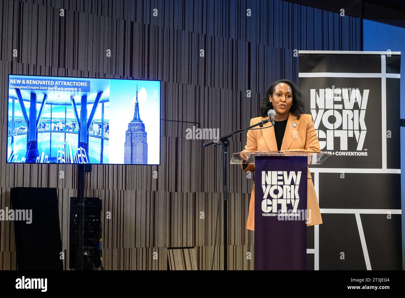 New York, USA. 25 ottobre 2023. Tiffany Townsend, Vicepresidente esecutivo per le comunicazioni globali, New York City Tourism Conventions, aggiorna i giornalisti in seguito alla recente apertura del nuovo iconico Perelman Performing Arts Center, che comprende circa 90.000 piedi quadrati (8.400 m2) su tre piani. Crediti: Enrique Shore/Alamy Live News Foto Stock