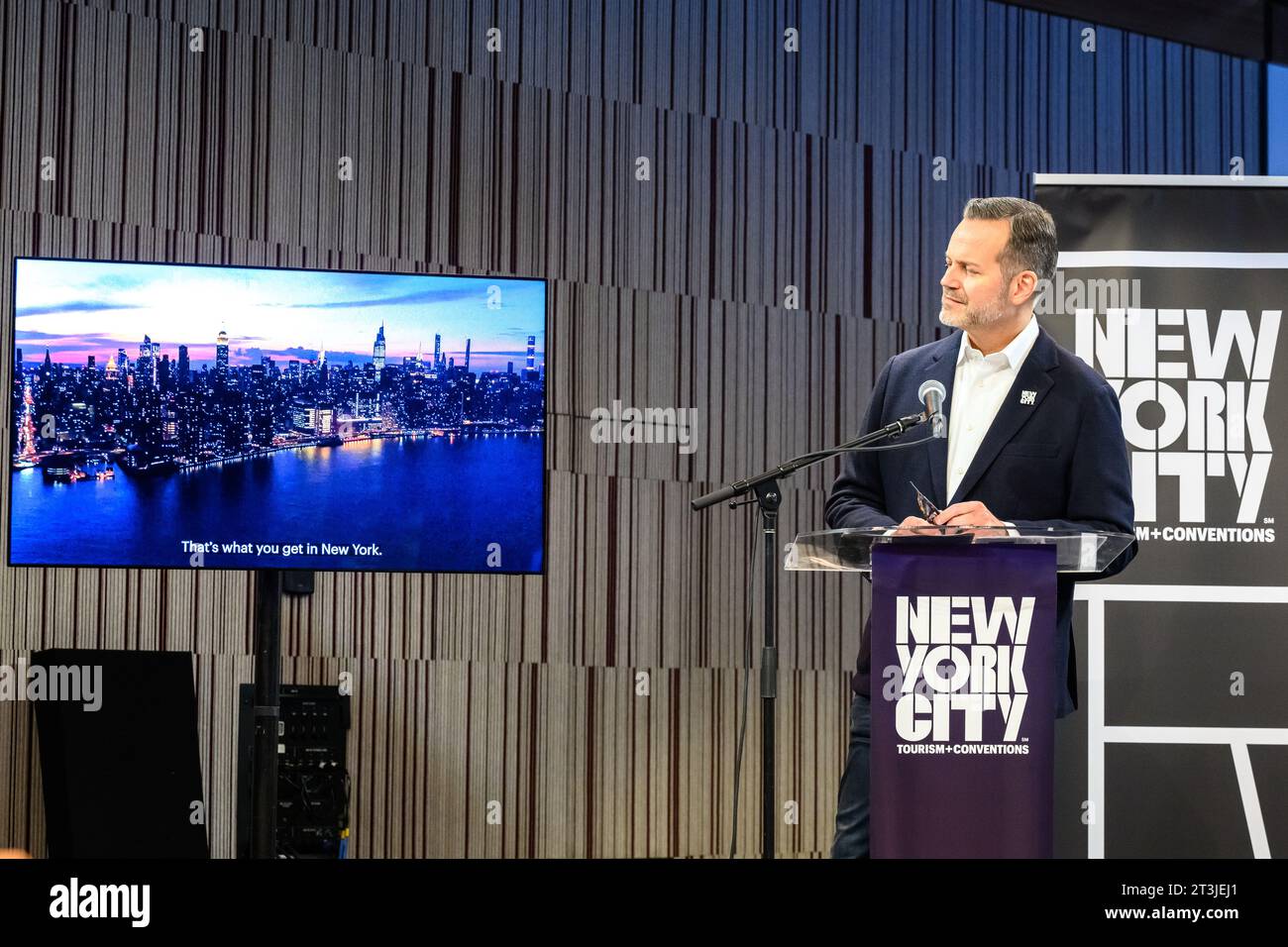 New York, USA. 25 ottobre 2023. Fred Dixon, Presidente e CEO, New York City Tourism Conventions, aggiorna i giornalisti in seguito alla recente apertura del nuovo iconico Perelman Performing Arts Center, che comprende circa 90.000 piedi quadrati (8.400 m2) su tre piani. Crediti: Enrique Shore/Alamy Live News Foto Stock