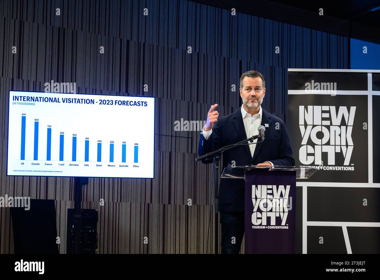 New York, USA. 25 ottobre 2023. Fred Dixon, Presidente e CEO, New York City Tourism Conventions, aggiorna i giornalisti in seguito alla recente apertura del nuovo iconico Perelman Performing Arts Center, che comprende circa 90.000 piedi quadrati (8.400 m2) su tre piani. Crediti: Enrique Shore/Alamy Live News Foto Stock