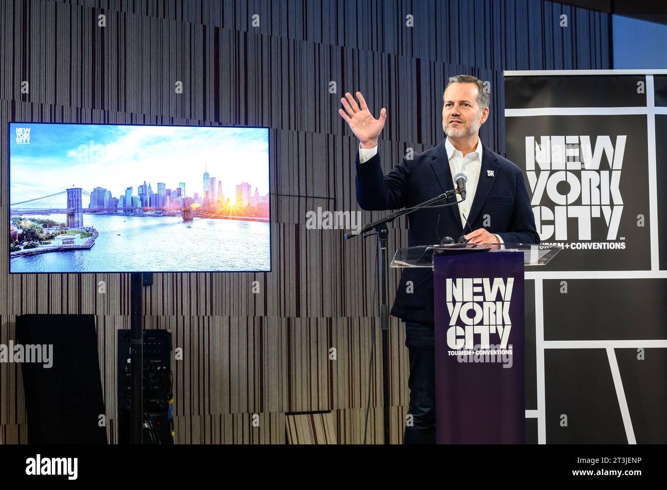 New York, USA. 25 ottobre 2023. Fred Dixon, Presidente e CEO, New York City Tourism Conventions, aggiorna i giornalisti in seguito alla recente apertura del nuovo iconico Perelman Performing Arts Center, che comprende circa 90.000 piedi quadrati (8.400 m2) su tre piani. Crediti: Enrique Shore/Alamy Live News Foto Stock