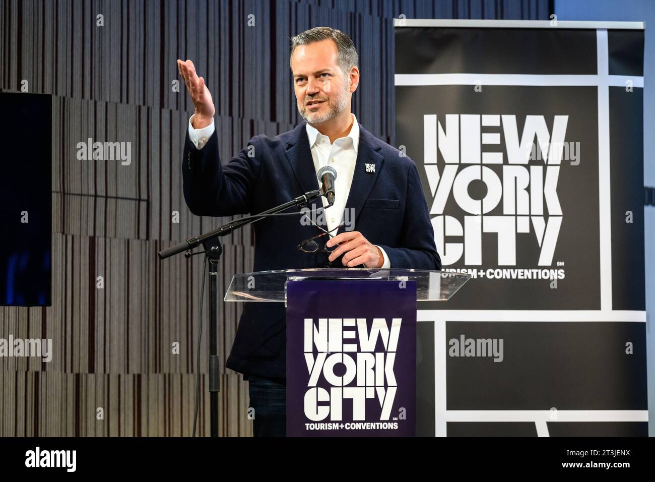 New York, USA. 25 ottobre 2023. Fred Dixon, Presidente e CEO, New York City Tourism Conventions, aggiorna i giornalisti in seguito alla recente apertura del nuovo iconico Perelman Performing Arts Center, che comprende circa 90.000 piedi quadrati (8.400 m2) su tre piani. Crediti: Enrique Shore/Alamy Live News Foto Stock