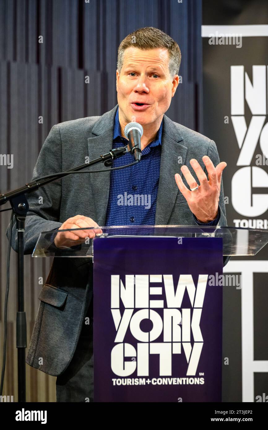 New York, USA. 25 ottobre 2023. Bill Rauch, direttore artistico del Perelman Performing Arts Center (marchio PACNYC), aggiorna i giornalisti in seguito alla recente apertura del nuovo iconico Performing Arts Center, che include circa 90.000 piedi quadrati (8.400 m2) su tre piani. Crediti: Enrique Shore/Alamy Live News Foto Stock