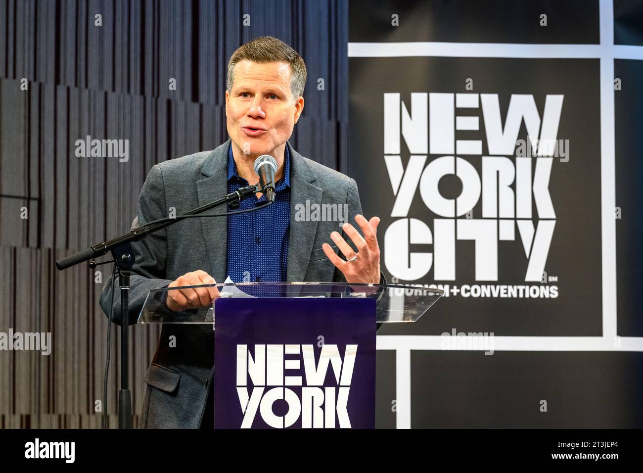 New York, USA. 25 ottobre 2023. Bill Rauch, direttore artistico del Perelman Performing Arts Center (marchio PACNYC), aggiorna i giornalisti in seguito alla recente apertura del nuovo iconico Performing Arts Center, che include circa 90.000 piedi quadrati (8.400 m2) su tre piani. Crediti: Enrique Shore/Alamy Live News Foto Stock