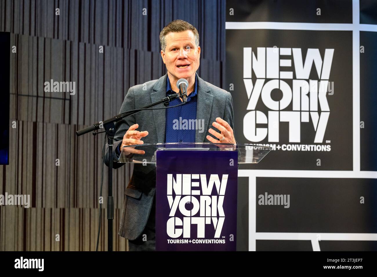New York, USA. 25 ottobre 2023. Bill Rauch, direttore artistico del Perelman Performing Arts Center (marchio PACNYC), aggiorna i giornalisti in seguito alla recente apertura del nuovo iconico Performing Arts Center, che include circa 90.000 piedi quadrati (8.400 m2) su tre piani. Crediti: Enrique Shore/Alamy Live News Foto Stock