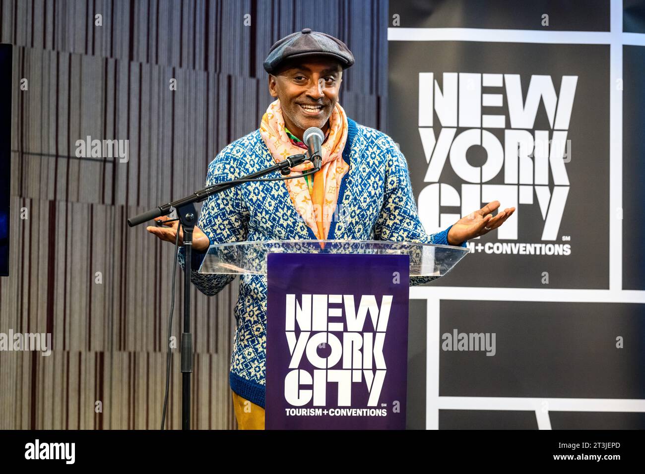 New York, USA. 25 ottobre 2023. Marcus Samuelsson, Chef di Metropolis, il ristorante del nuovo Perelman Performing Arts Center (marchiato PACNYC), aggiorna i giornalisti in seguito alla recente apertura dell'iconico Performing Arts Center che include circa 90.000 piedi quadrati (8.400 m2) su tre piani. Crediti: Enrique Shore/Alamy Live News Foto Stock