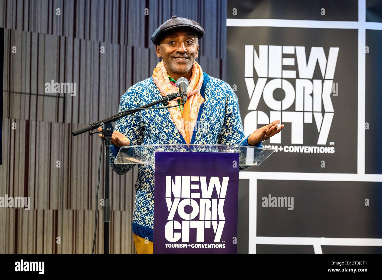 New York, USA. 25 ottobre 2023. Marcus Samuelsson, Chef di Metropolis, il ristorante del nuovo Perelman Performing Arts Center (marchiato PACNYC), aggiorna i giornalisti in seguito alla recente apertura dell'iconico Performing Arts Center che include circa 90.000 piedi quadrati (8.400 m2) su tre piani. Crediti: Enrique Shore/Alamy Live News Foto Stock