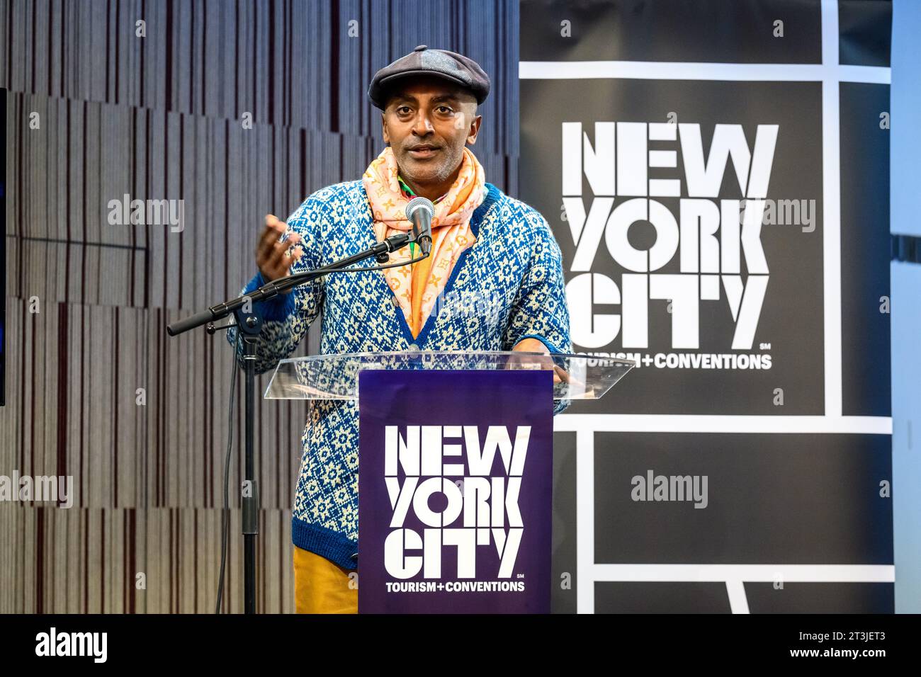 New York, USA. 25 ottobre 2023. Marcus Samuelsson, Chef di Metropolis, il ristorante del nuovo Perelman Performing Arts Center (marchiato PACNYC), aggiorna i giornalisti in seguito alla recente apertura dell'iconico Performing Arts Center che include circa 90.000 piedi quadrati (8.400 m2) su tre piani. Crediti: Enrique Shore/Alamy Live News Foto Stock