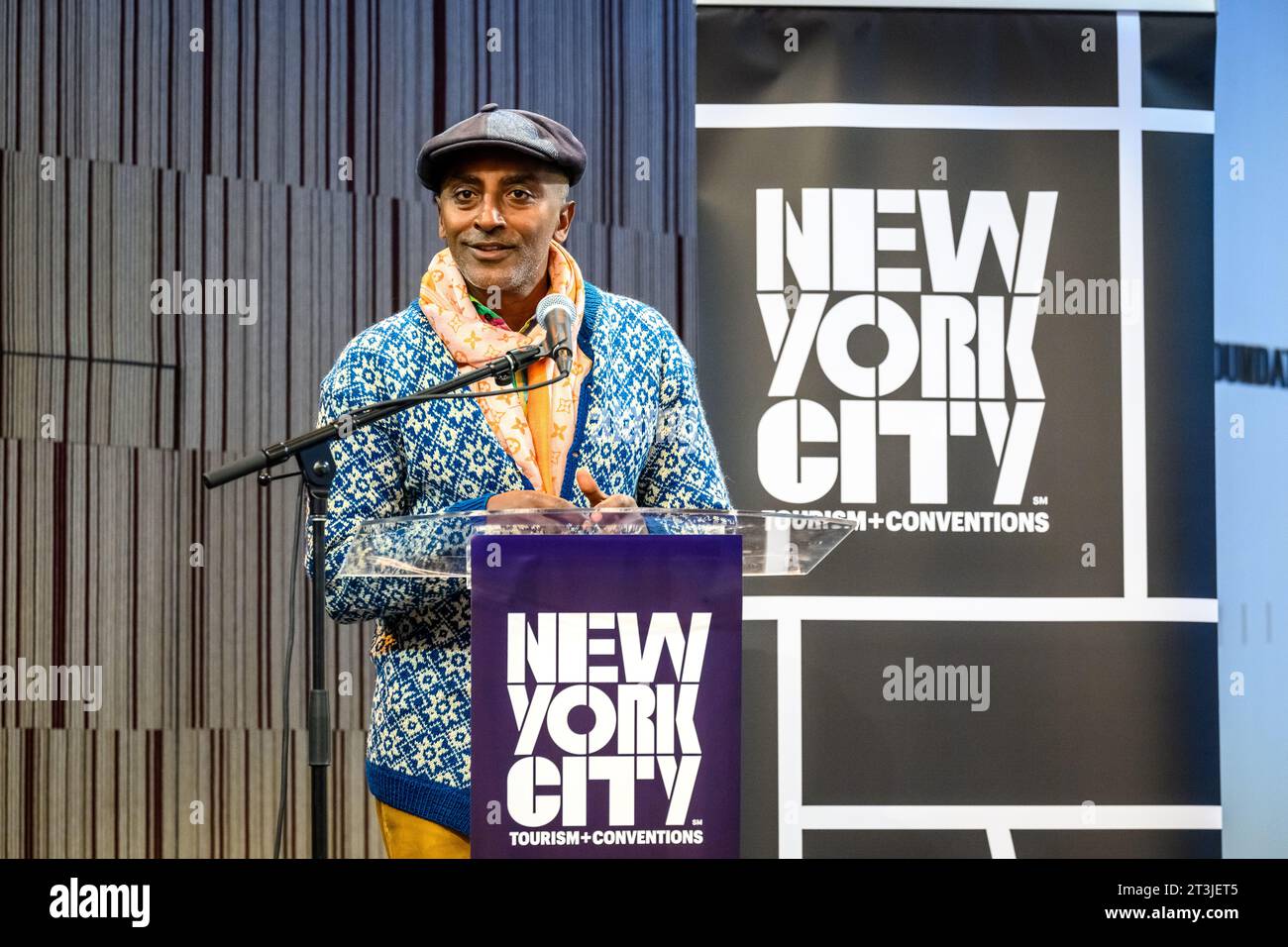 New York, USA. 25 ottobre 2023. Marcus Samuelsson, Chef di Metropolis, il ristorante del nuovo Perelman Performing Arts Center (marchiato PACNYC), aggiorna i giornalisti in seguito alla recente apertura dell'iconico Performing Arts Center che include circa 90.000 piedi quadrati (8.400 m2) su tre piani. Crediti: Enrique Shore/Alamy Live News Foto Stock