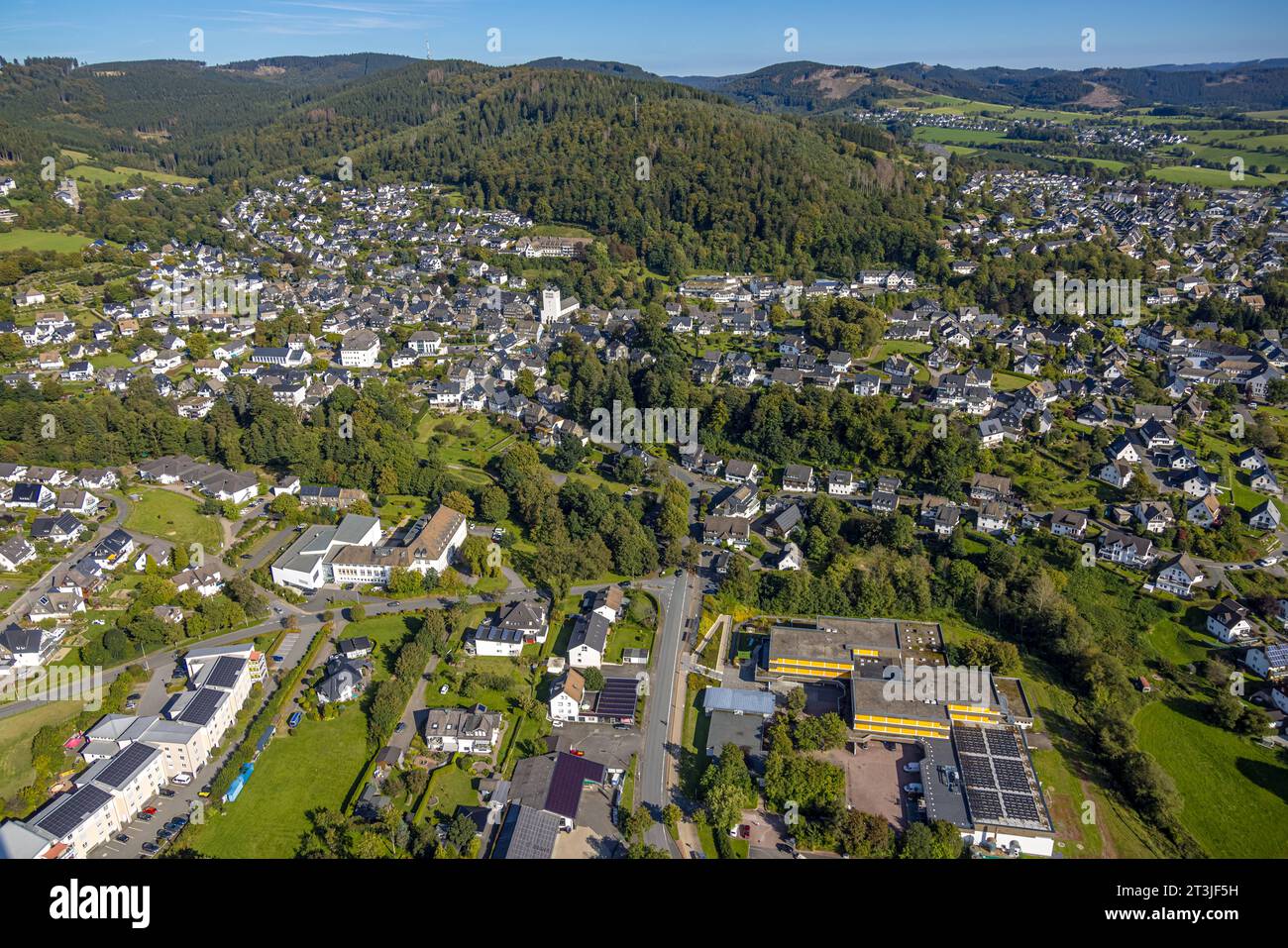 Luftbild, Ortsansicht Ortsteil Fredeburg mit kath. Kirche St Georg und Blick zum Homberg, Schmallenberg, Sauerland, Nordrhein-Westfalen, Deutschland ACHTUNGxMINDESTHONORARx60xEURO *** Vista aerea, distretto di Friburgo con chiesa cattolica St Georg e vista a Homberg, Schmallenberg, Sauerland, Renania settentrionale Vestfalia, Germania ATTENTIONxMINESTHONORARxEURO Foto Stock