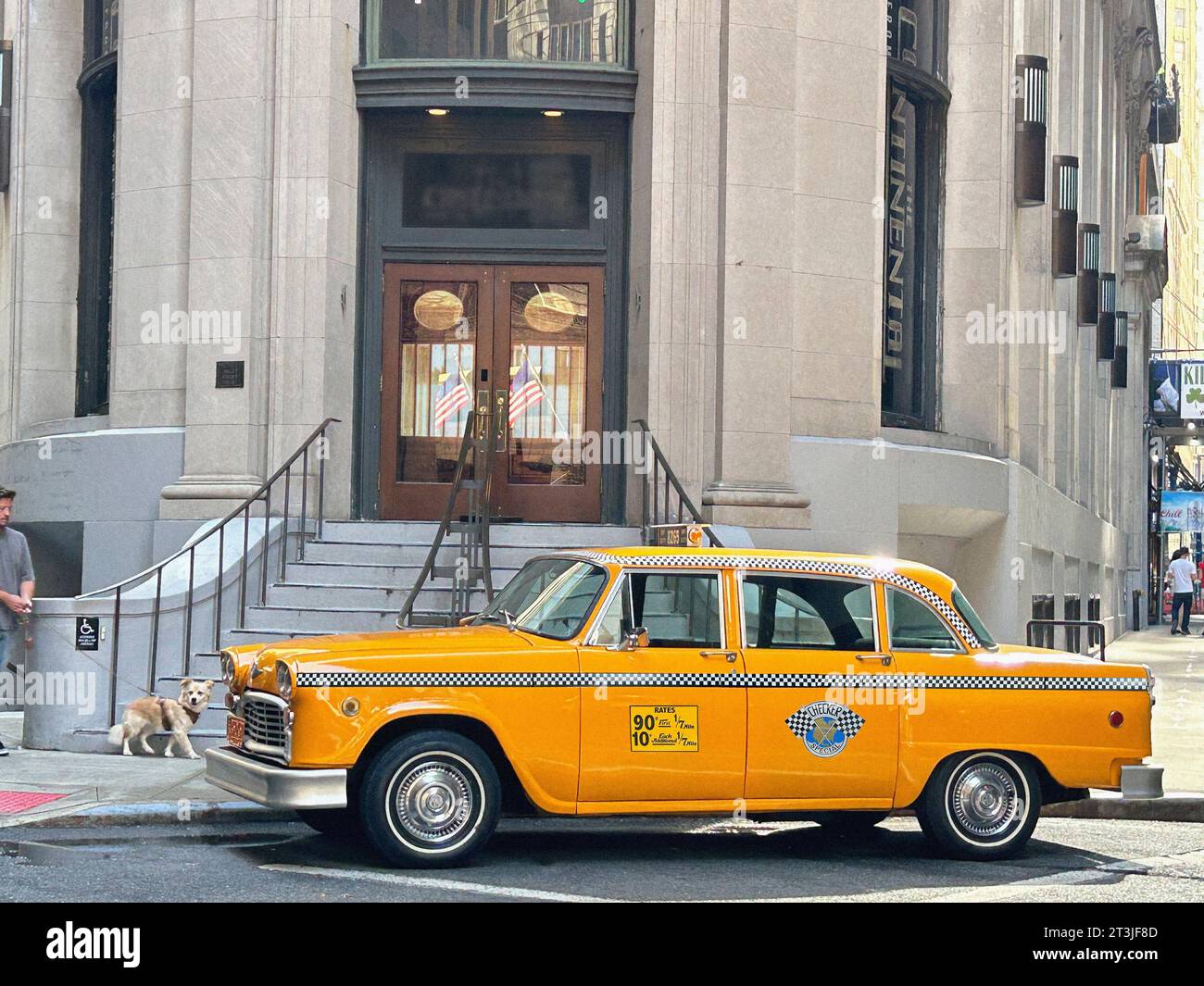 Cabina a scacchi d'epoca parcheggiata di fronte all'edificio residenziale Cocoa Exchange, 1 Wall Street New York City, New York, USA Foto Stock