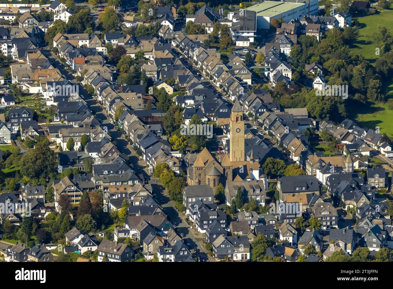 Luftbild, Ortsansicht Wohngebiet Oststraße und Weststraße mit kath. St.-Alexander-Kirche, Schmallenberg, Sauerland, Nordrhein-Westfalen, Deutschland ACHTUNGxMINDESTHONORARx60xEURO *** Vista aerea, vista città zona residenziale Oststraße e Weststraße con chiesa cattolica di St Alexander, Schmallenberg, Sauerland, Renania settentrionale Vestfalia, Germania ATTENTIONxMINESTHONORARx60xEURO credito: Imago Live Foto Stock