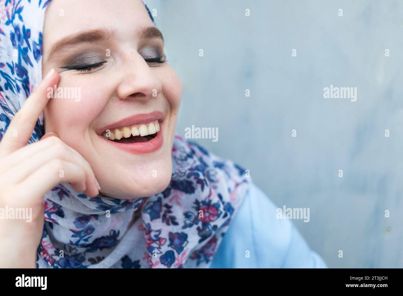 Chiudi la bella donna con l'hijab Foto Stock