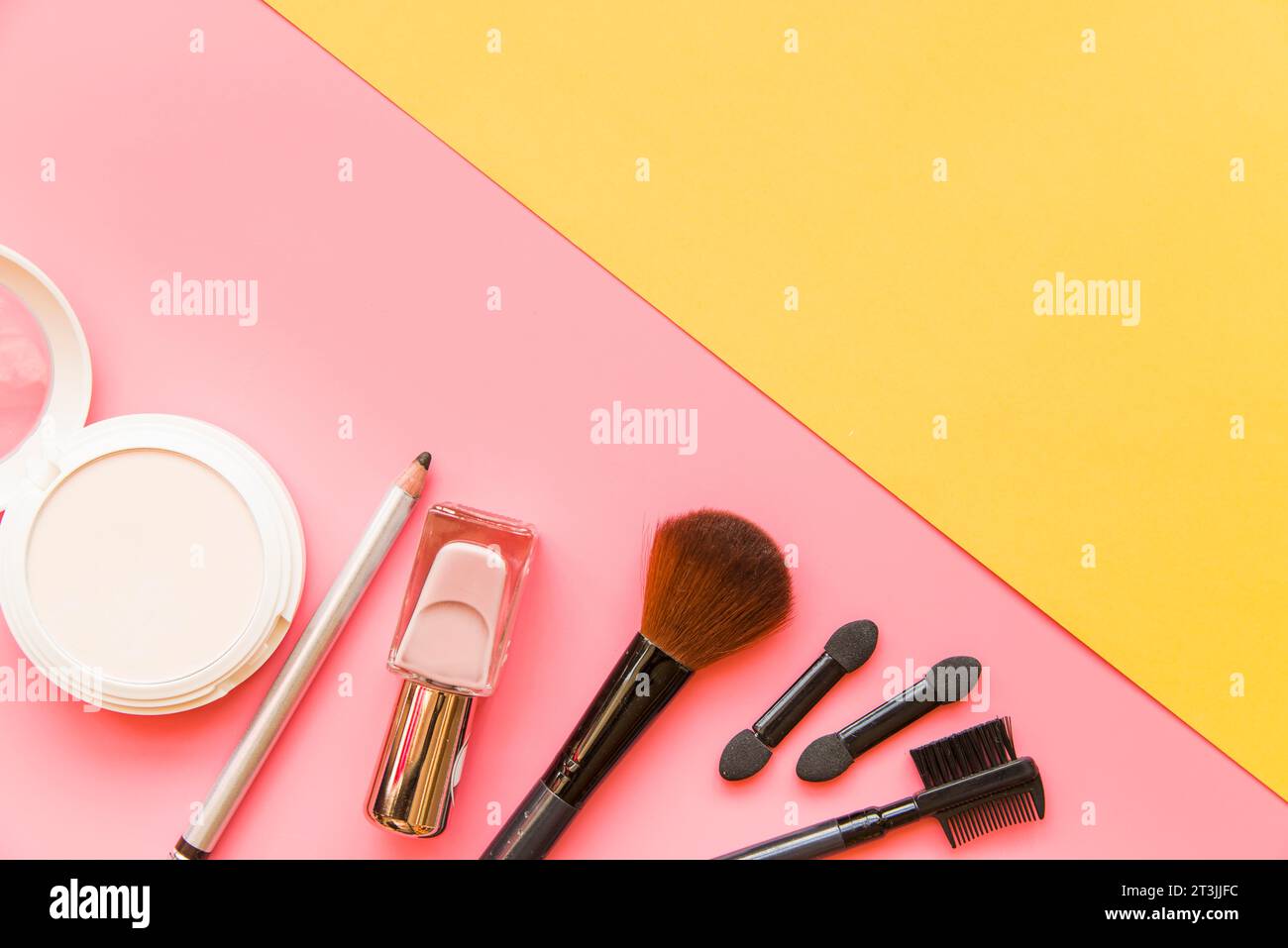 Prodotto cosmetico con spazzole a doppio sfondo rosa-giallo Foto Stock