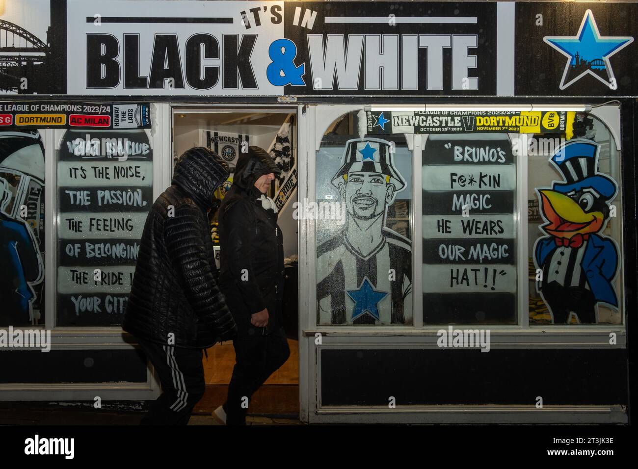 Newcastle upon Tyne, Regno Unito. 25 ottobre 2023. I tifosi del Newcastle United dopo la partita in casa di UEFA Champions League contro il Borussia Dortmund, che si è conclusa con la sconfitta del Newcastle 0-1. Crediti: Hazel Plater/Alamy Live News Foto Stock