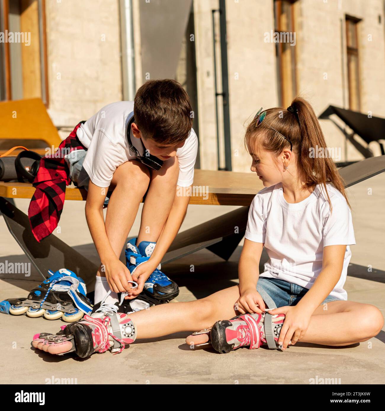 Visione frontale amici con lame a rulli Foto Stock