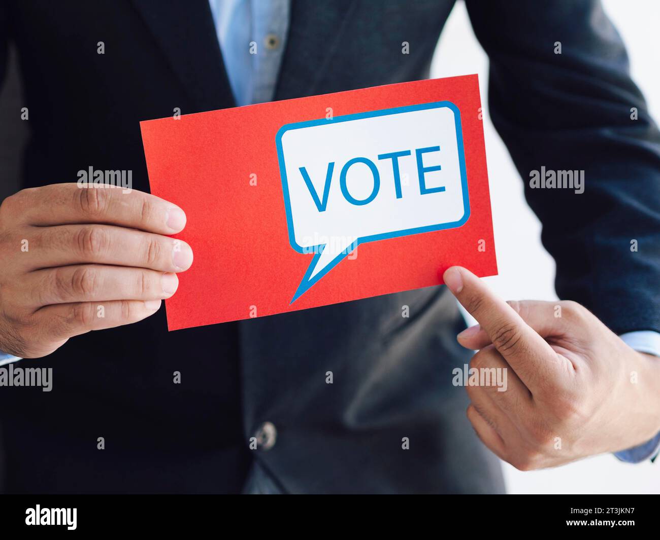 Uomo che punta il voto con messaggio di voto Foto Stock