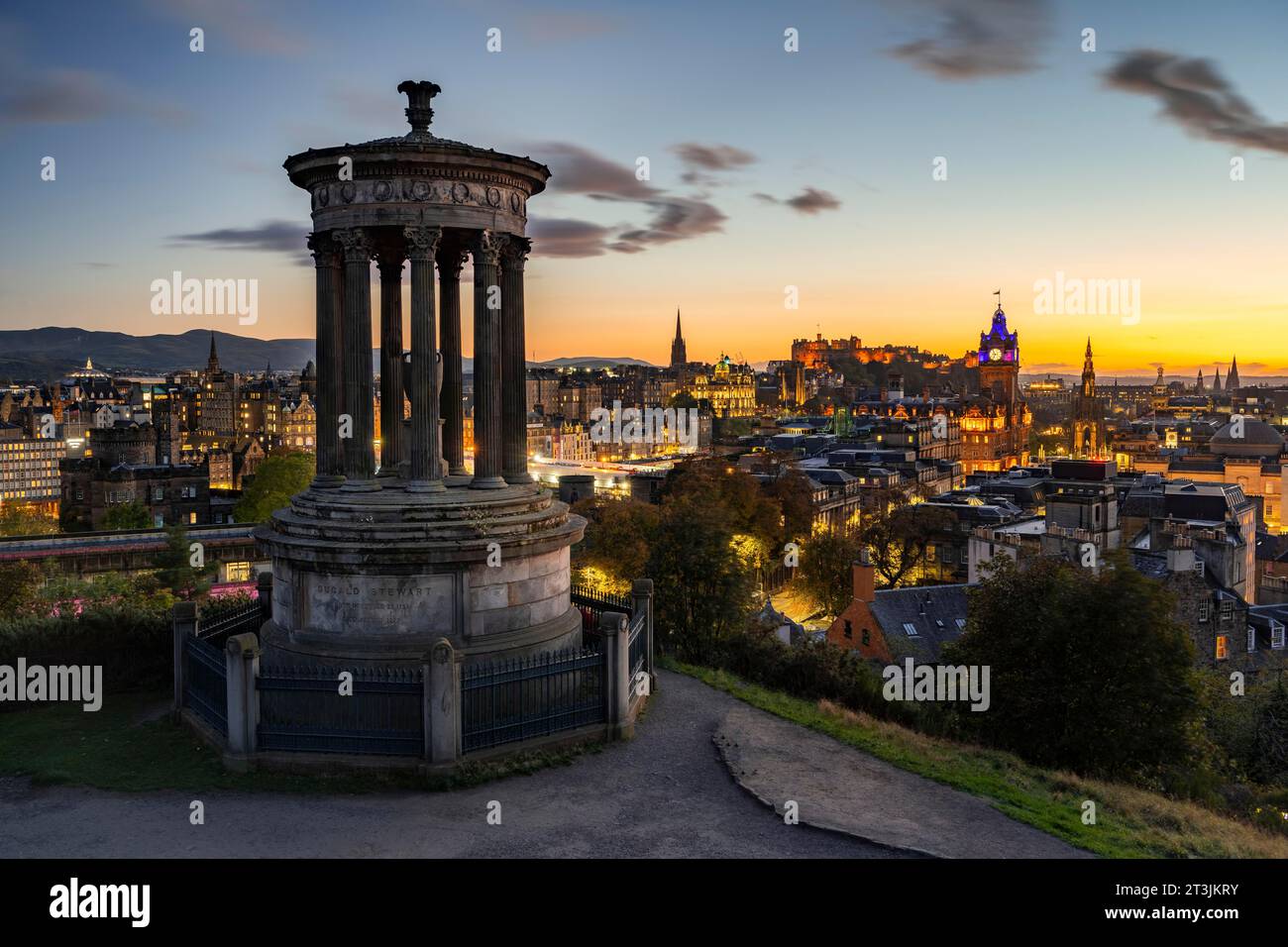 Vista da Calton Hill con il monumento Dugald Stewart sulla storica città vecchia con il castello di Edimburgo di notte, al tramonto, Edimburgo, Scozia, United Foto Stock