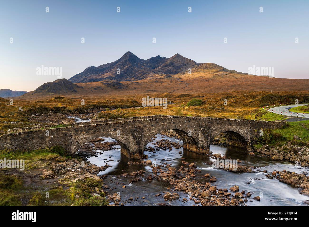 Fiume Sligachan con vecchio ponte di pietra, montagne Cuillin sullo sfondo, Isola di Skye, Highlands, Ebridi interne, Scozia, Regno Unito, Europa Foto Stock