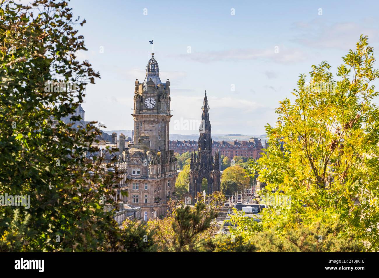 Vista da Calton Hill della storica città vecchia con il Castello di Edimburgo, Edimburgo, Scozia, Regno Unito Foto Stock