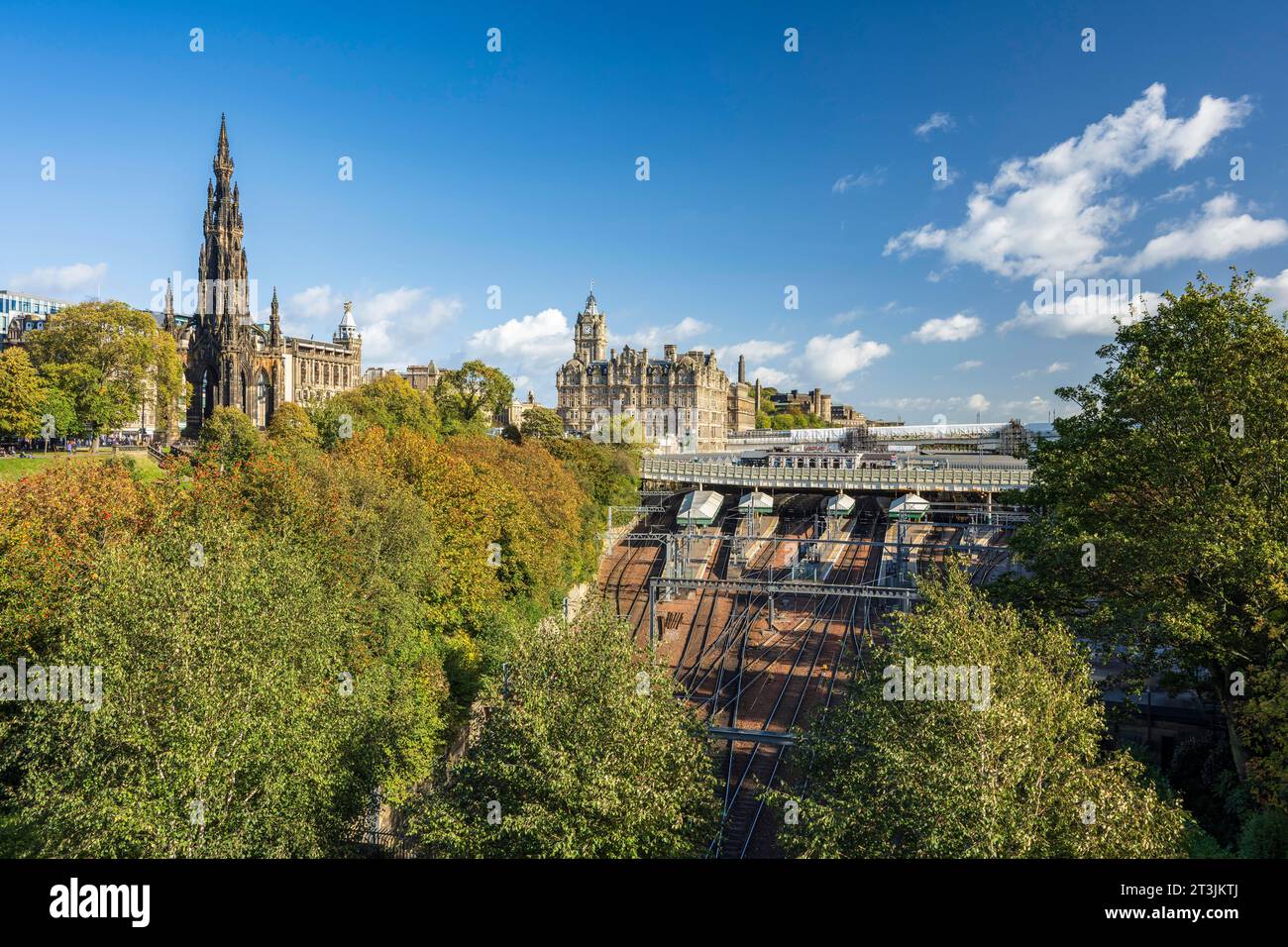 Princes Street Gardens, Waverley Station, Scott Monument, Edimburgo, Scozia, Regno Unito Foto Stock