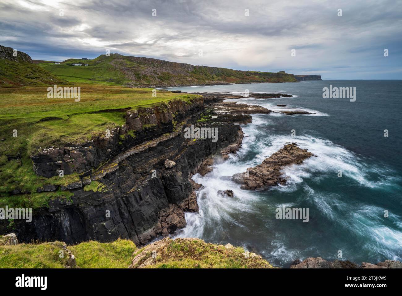 Costa rocciosa vicino a Brother's Point, Isola di Skye, Ebridi interne, Scozia, Regno Unito Foto Stock