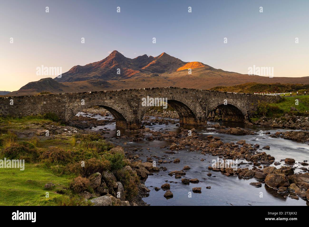 Fiume Sligachan con vecchio ponte di pietra, montagne Cuillin sullo sfondo, Isola di Skye, Highlands, Ebridi interne, Scozia, Regno Unito Foto Stock