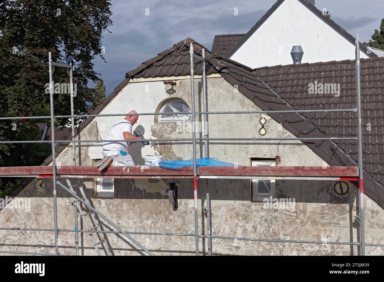 Pittore su impalcature che intonacano la facciata di una casa del 1830, ristrutturazione di un vecchio edificio. Duesseldorf, Renania settentrionale-Vestfalia, Germania Foto Stock