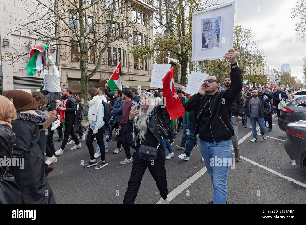 Partecipanti dimostrativi con bandiere palestinesi, raduno pro-palestinese per condannare i crimini di guerra contro la popolazione civile a Gaza il 21.10.2023 in Foto Stock