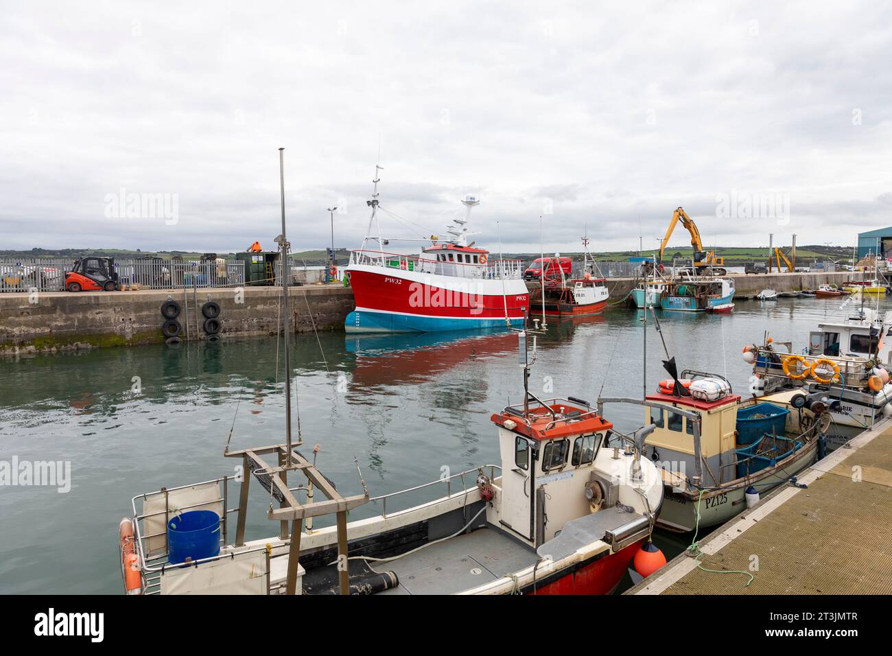 Porto di Padstow in Cornovaglia, barche da traino per la pesca commerciale ormeggiate in questo porto della Cornovaglia, Inghilterra, Regno Unito, 2023 Foto Stock