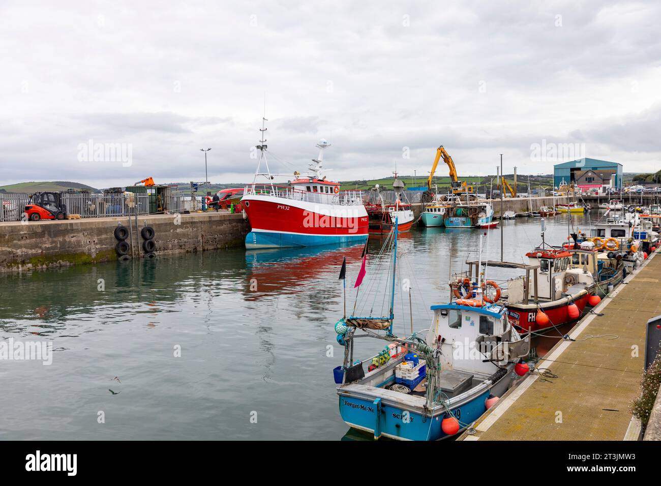 Porto di Padstow in Cornovaglia, barche da traino per la pesca commerciale ormeggiate in questo porto della Cornovaglia, Inghilterra, Regno Unito, 2023 Foto Stock