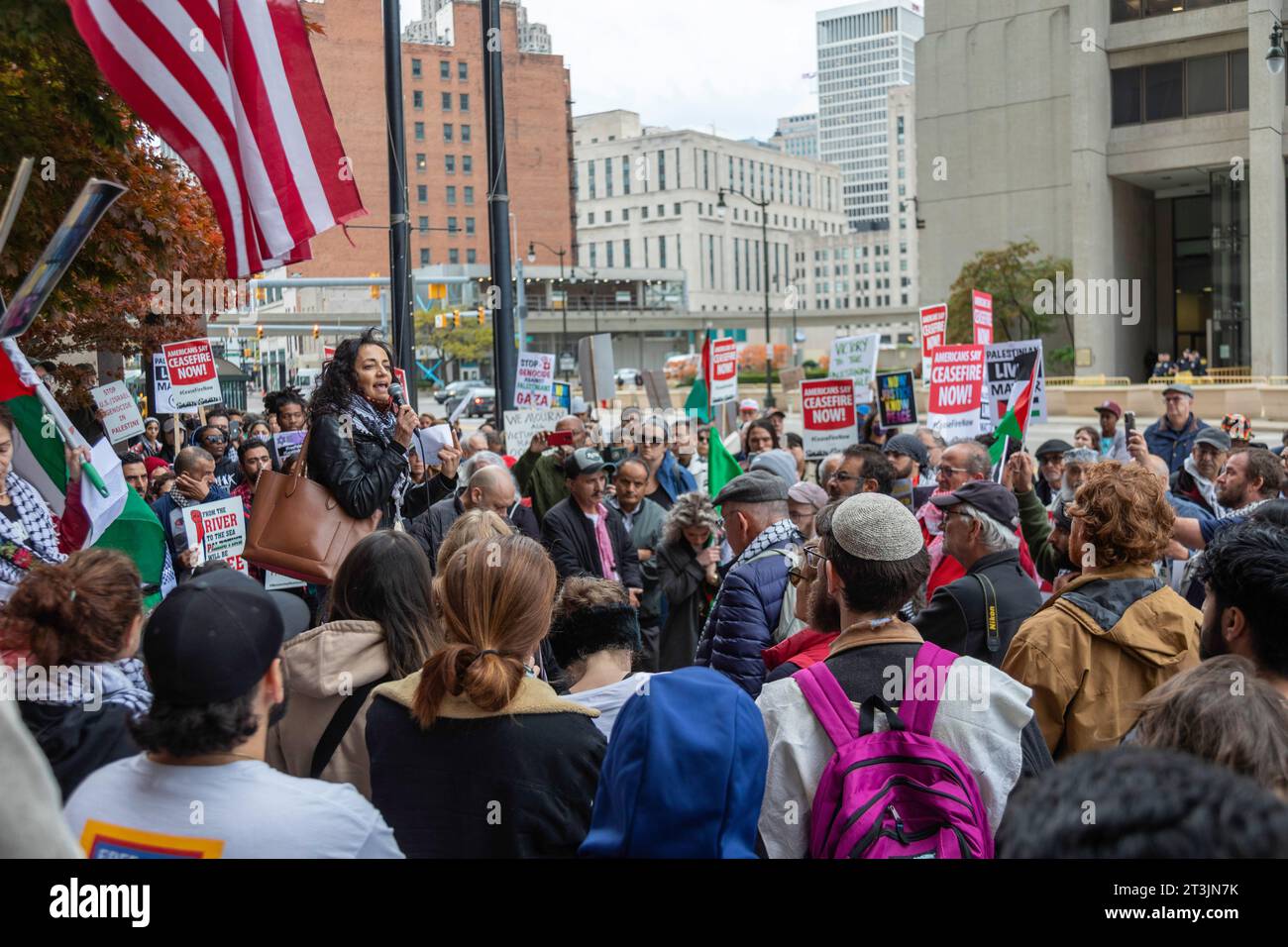 Detroit, Michigan, USA. 25 ottobre 2023. Una manifestazione presso il Federal Building, organizzata da Jewish Voice for Peace e alleati della Palestina, ha chiesto un cessate il fuoco a Gaza. Il raduno invitò i senatori e i rappresentanti del Michigan a opporsi all'invio di più armi in Israele e a concentrarsi invece sulla deescalation del conflitto. Crediti: Jim West/Alamy Live News Foto Stock