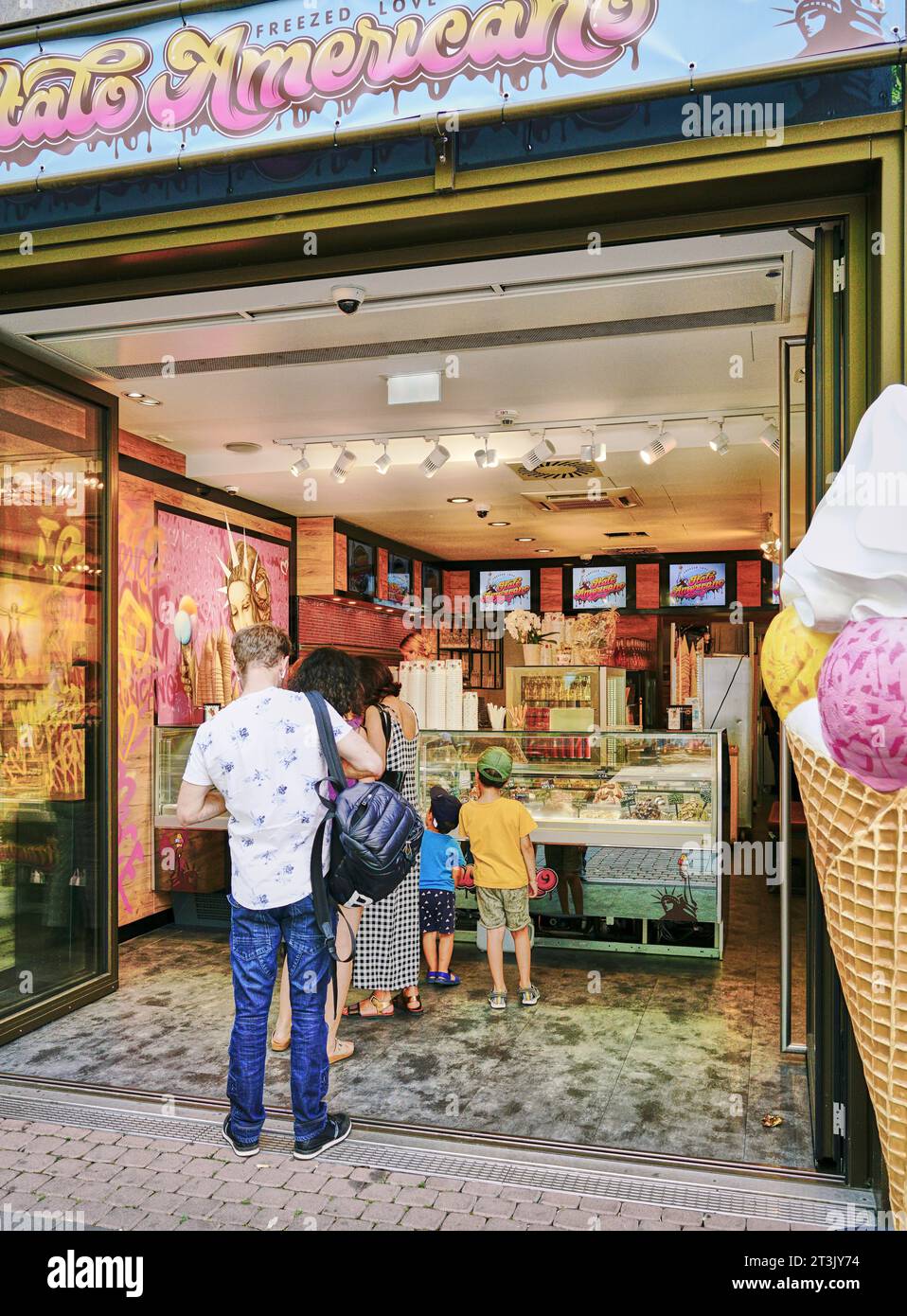 La gente si esibisce in un famoso negozio di gelati a Colonia, in Germania, sulla strada principale dello shopping chiamata Hohe Strasse, situato nel quartiere della città vecchia. Foto Stock