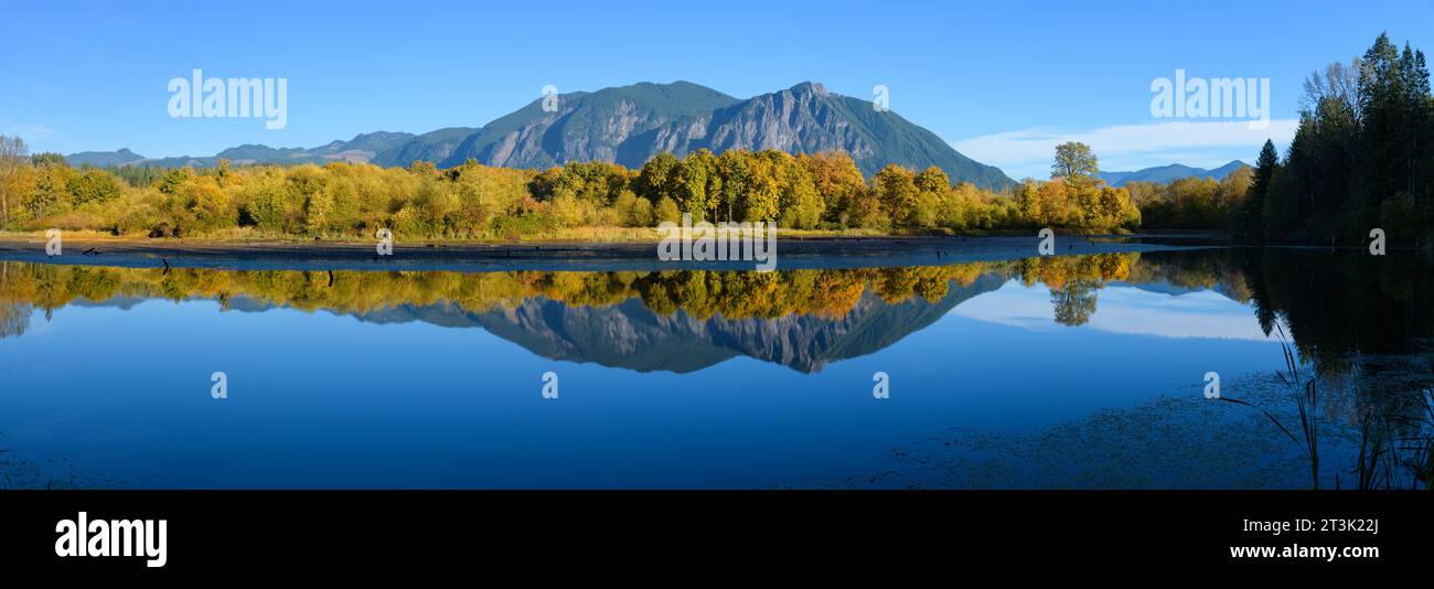 Vista panoramica del monte si e del lago Borst a Snoqualmie Washington Foto Stock