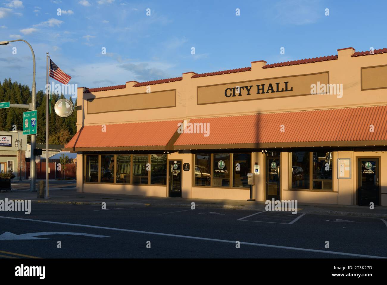 CLE Elum, WA, USA - 20 ottobre 2023; facciata del Cle Elum City Hall al tramonto nella comunità di Kittitas County Washington Foto Stock