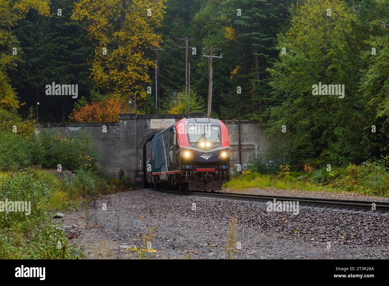 Skykomish, WA, USA - 22 ottobre 2023; il treno passeggeri Amtrak Empire Builder esce dal Cascade Tunnel Foto Stock