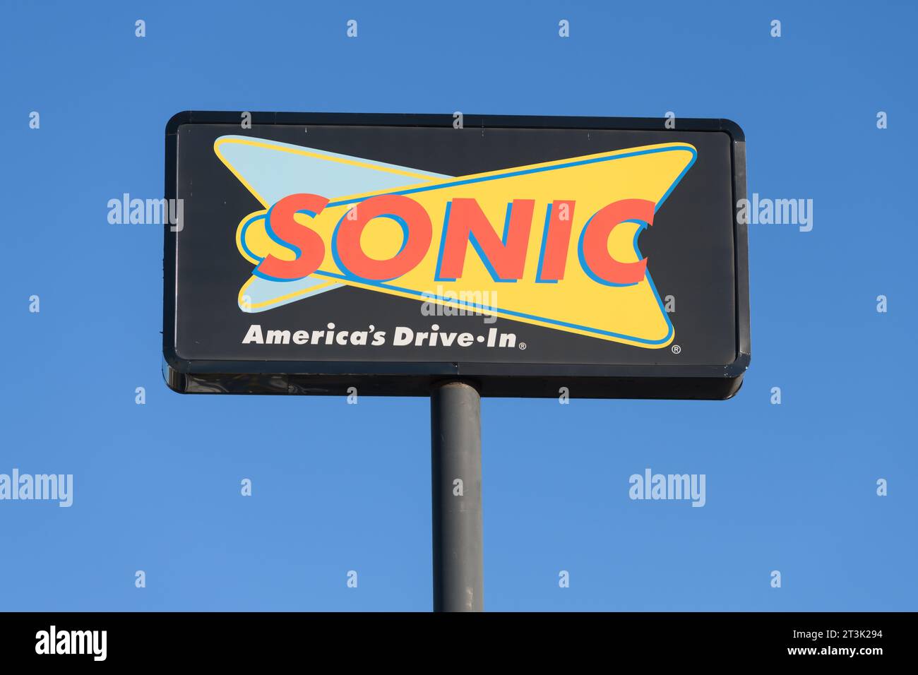 Ellensburg, WA, USA - 20 ottobre 2023; simbolo rialzato Sonic America's Drive-in con logo e location INSPIRE Brands Foto Stock