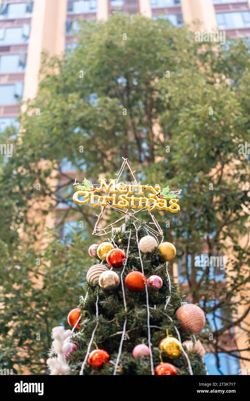 Albero di decorazione di Natale preparato dalla società immobiliare della comunità Foto Stock