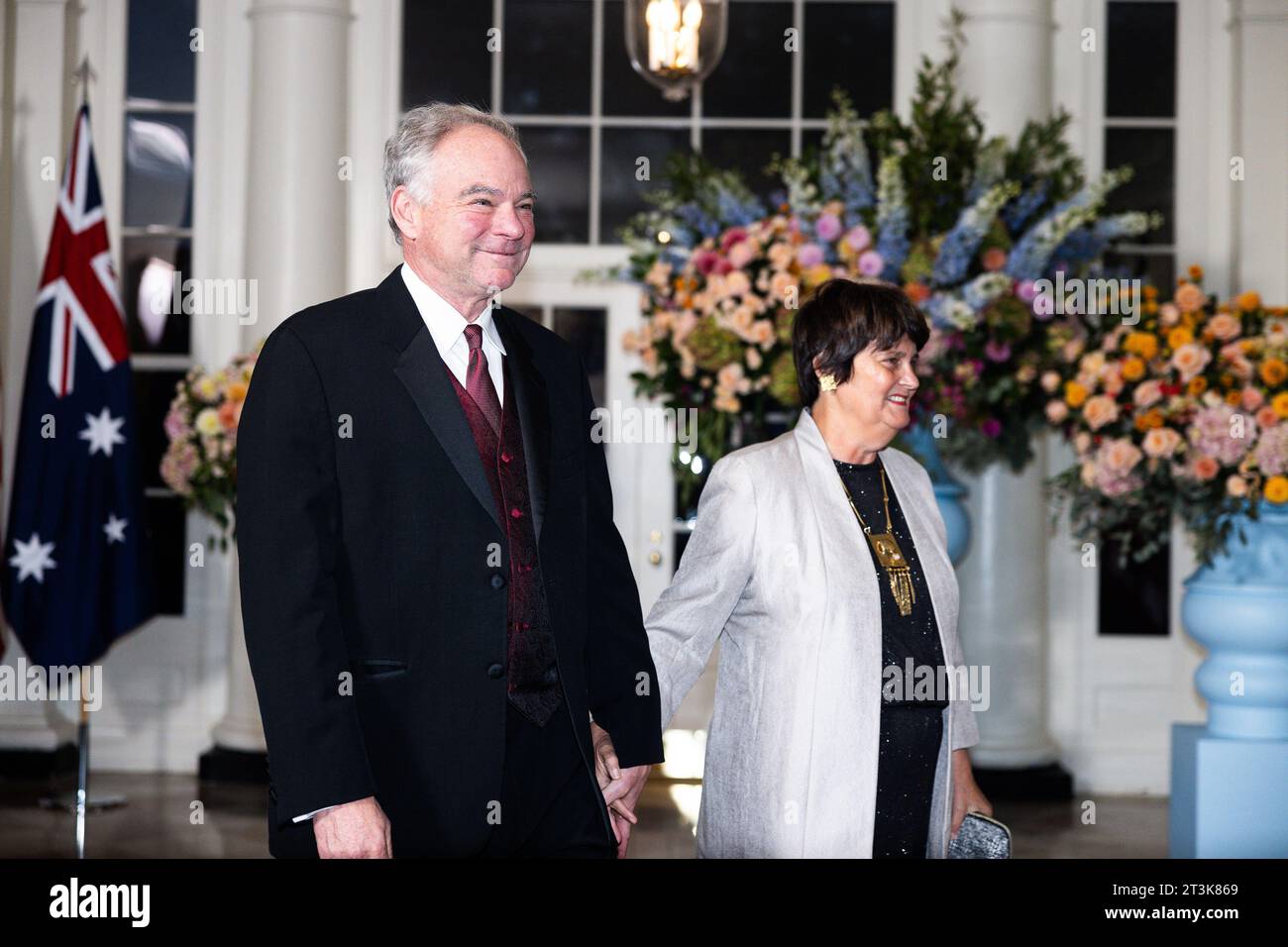 Washington, Stati Uniti. 25 ottobre 2023. Il senatore Tim Kaine, D-va e la signora Anne Holton arrivano per la cena di stato in onore del primo ministro australiano Anthony Albanese alla Casa Bianca di Washington DC mercoledì 25 ottobre 2023. Foto di Tierney Cross/UPI Credit: UPI/Alamy Live News Foto Stock