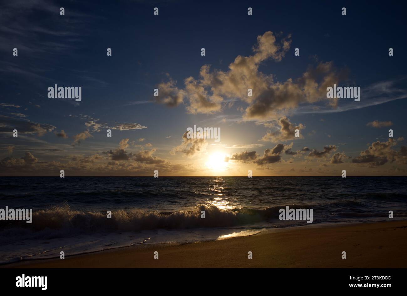 Tramonto nuvoloso da mai Khao Beach, Phuket, Thailandia, affacciato sul Mare delle Andamane Foto Stock