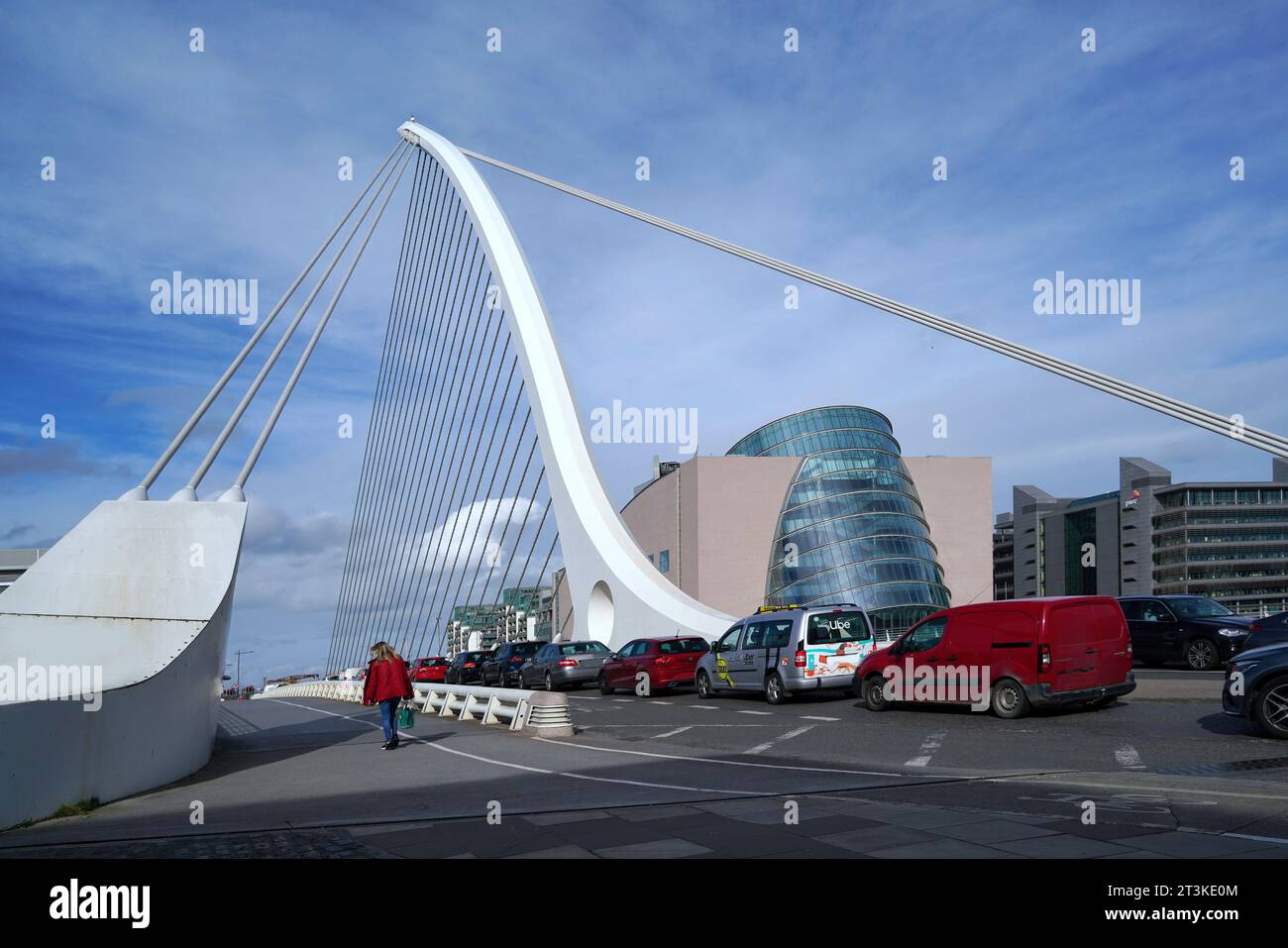 Il traffico si è fermato sul Samuel Beckett Bridge a Dublino Foto Stock