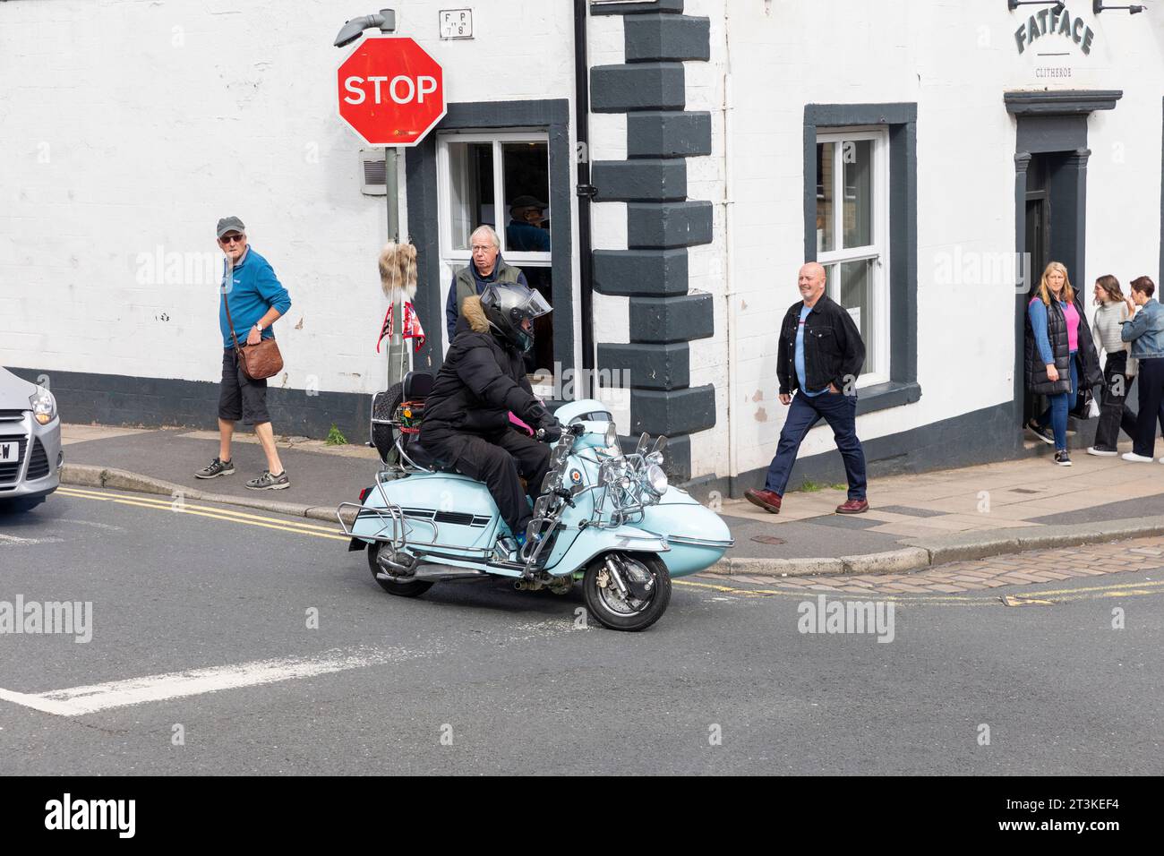 Clitheroe Lancashire ospita il Ribble Valley Scooter Rally, scooter con sidecar in Castle Street, Lancashire, Inghilterra, Regno Unito, 2023 Foto Stock