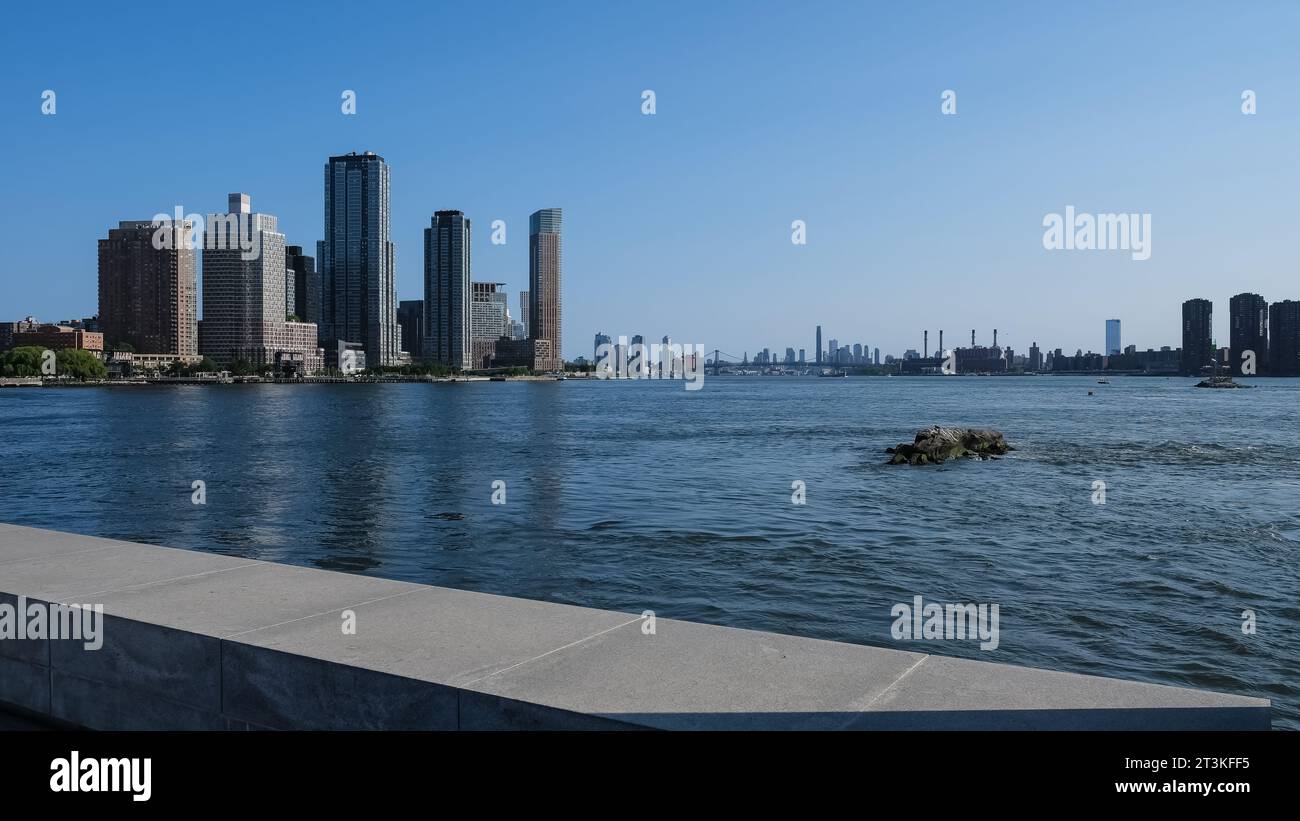 Paesaggio urbano dal Franklin D. Roosevelt Four Freedoms Park, un memoriale che celebra il suo discorso sullo stato dell'Unione del 1941, situato sull'isola Roosevelt Foto Stock